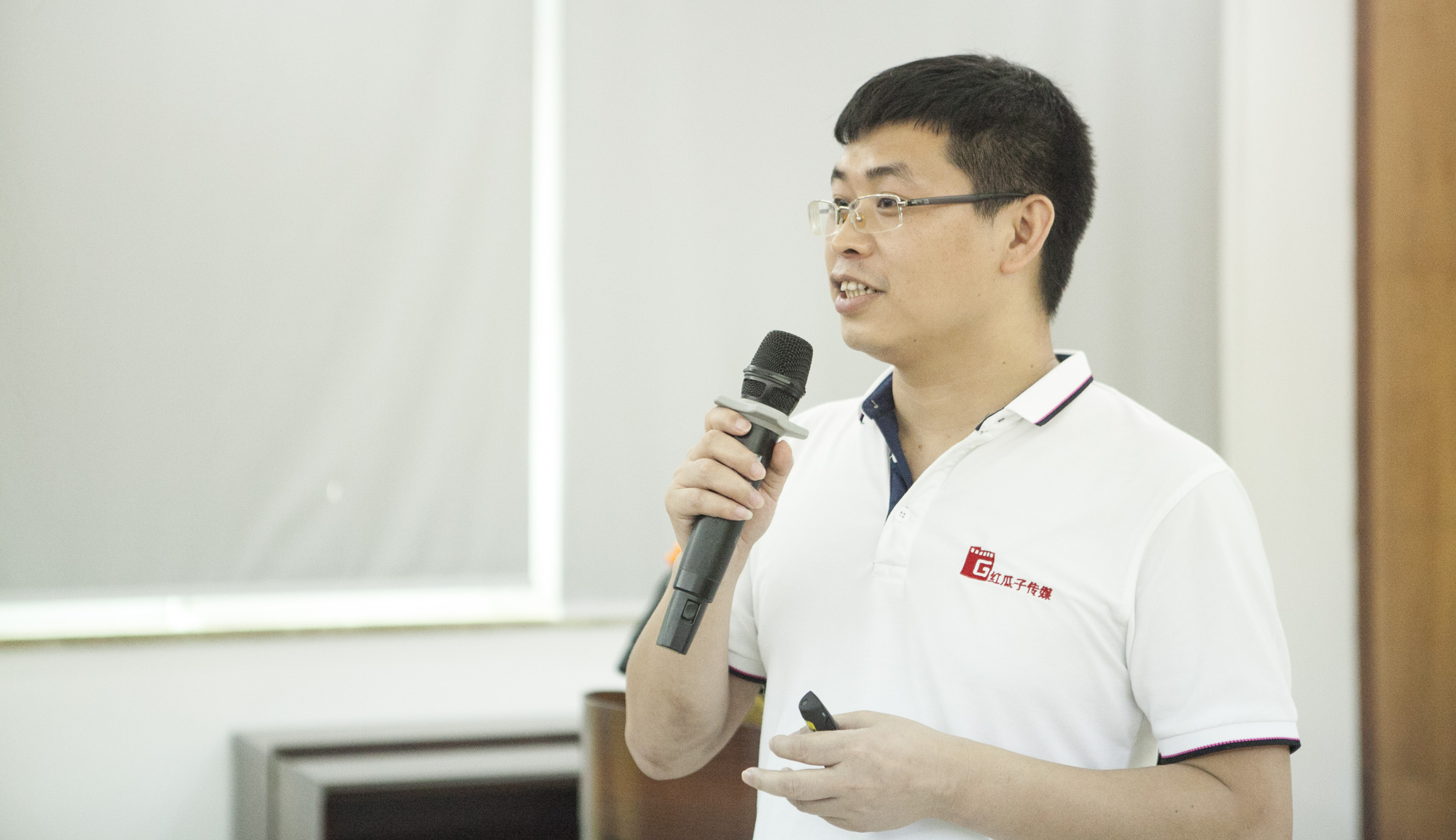 傾盆大雨中師生與紅瓜子傳媒的零距離接觸 傾盆大雨中師生與紅瓜子傳媒的零距離接觸