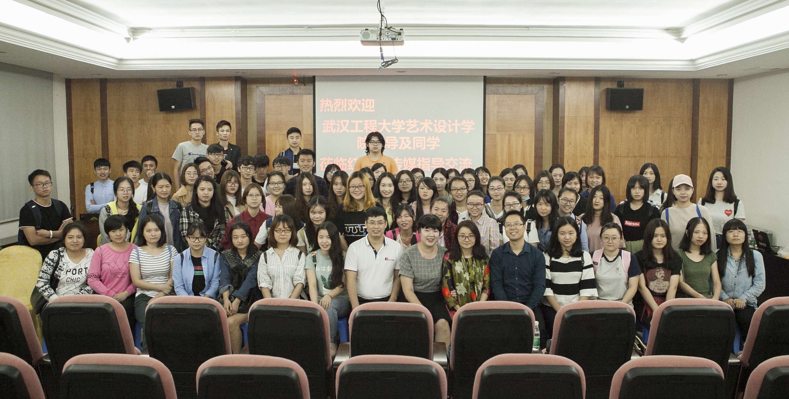 傾盆大雨中師生與紅瓜子傳媒的零距離接觸 傾盆大雨中師生與紅瓜子傳媒的零距離接觸