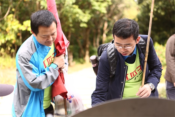 你在故宮修文物，我在紅瓜子拍企業(yè)宣傳片